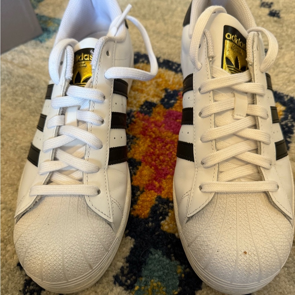 Euc Adidas superstar White and Black Sneakers